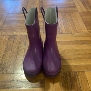 Purple rain boots in a very good condition for big kids